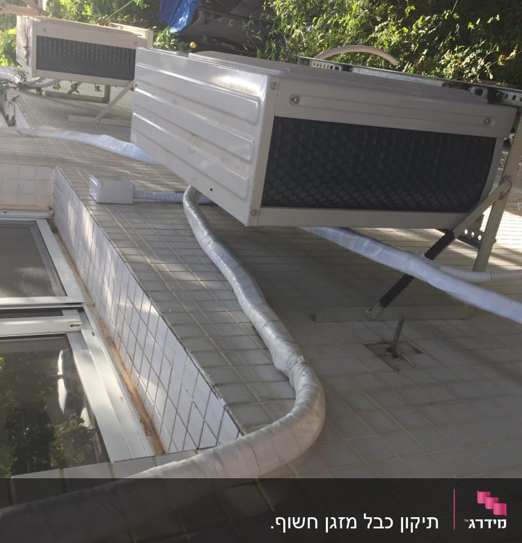 יחידת מיזוג אוויר חיצונית עם צינורות חשמל